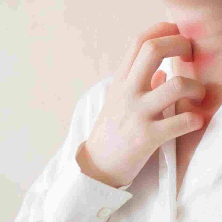 ਤੁਹਾਨੂੰ ਦੱਸ ਦਈਏ ਕਿ ਇਸ ਮੌਸਮ 'ਚ ਲੋਕਾਂ 'ਚ ਹੀਟ ਰੈਸ਼ਜ਼ ਦੀ ਸਮੱਸਿਆ ਵੀ ਦੇਖਣ ਨੂੰ ਮਿਲ ਰਹੀ ਹੈ। ਜਦੋਂ ਤੁਹਾਨੂੰ ਪਸੀਨਾ ਆਉਂਦਾ ਹੈ ਤਾਂ ਇਹ ਬਹੁਤ ਪਰੇਸ਼ਾਨ ਕਰਦਾ ਹੈ।