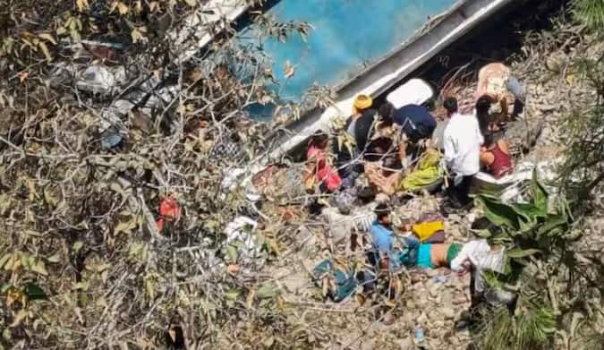 jammu road accident several people killed  bus carrying pilgrims   Jammu Bus Accident: 150 ફૂટ ઊંડી ખીણમાં ખાબકી શ્રદ્ધાળુઓ ભરેલી બસ, 21 લોકોના દર્દનાક મોત 