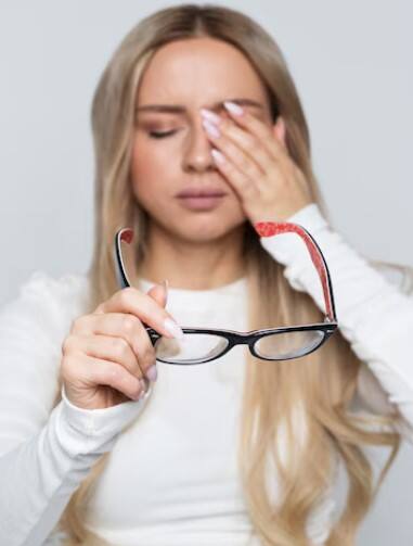 ਅੱਖਾਂ ਦੀ ਰੋਸ਼ਨੀ ਨੂੰ ਕਿਵੇਂ ਸੁਧਾਰਿਆ ਜਾਵੇ - ਸਵੇਰੇ ਅਤੇ ਸ਼ਾਮ ਨੂੰ 30 ਮਿੰਟ ਲਈ ਅੱਖਾਂ ਦਾ ਪ੍ਰਾਣਾਯਾਮ ਕਰੋ, ਸਿਹਤਮੰਦ ਖੁਰਾਕ ਲਓ, ਚੰਗੀ ਨੀਂਦ ਲਓ, ਬਾਹਰ ਜਾਣ ਵੇਲੇ ਐਨਕਾਂ ਲਗਾਓ, ਸੌਗੀ ਅਤੇ ਅੰਜੀਰ ਖਾਓ, 7-8 ਭਿੱਜੇ ਹੋਏ ਬਦਾਮ ਖਾਓ, ਗਾਜਰ, ਪਾਲਕ, ਬਰੋਕਲੀ, ਸ਼ਕਰਕੰਦੀ, ਸਟ੍ਰਾਬੇਰੀ ਖਾਓ