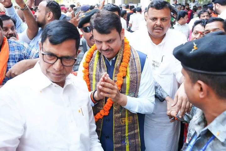 डिप्टी सीएम ने कहा कि . काशी में रहने वाला जो मराठी व्यक्ति है वह निश्चित रूप से PM मोदी के साथ है, PM मोदी के प्रति उनका प्यार यहां देखने को मिला. मुझे लगता है कि काशी और महाराष्ट्र का जो रिश्ता है उसे हमने समृद्ध करने का प्रयास किया है.