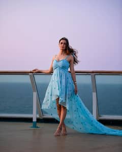 Meenakshi Dixit Photos: సముద్రం ఒడ్డున 'దూకుడు' బ్యూటీ సొగసుల సునామీ - జీవితం ఇలా ఉంటే చాలంటోన్న మీనాక్షి!