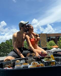 Surbhi Jyoti Birthday: बिकिनी पहने दोस्तों संग बेड पर बर्थडे केक काटती दिखीं सुरभि ज्योति, यूजर्स बोलें - ‘तीन-तीन मर्दो के साथ..’