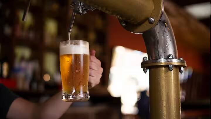 Beer General Knowledge: બીયર પીવાના શોખીન લોકો માટે એક ખરાબ સમાચાર છે. ખરેખર, હવે ગટરના પાણીમાંથી બીયર બનાવવામાં આવશે. ચાલો તમને જણાવીએ કે અહીંની કંપની આવું કેમ કરી રહી છે.