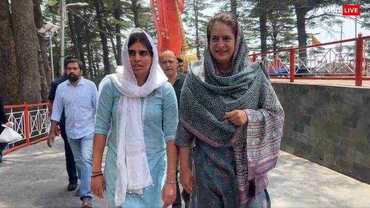 कांग्रेस महासचिव प्रियंका गांधी प्रियंका वाड्रा करीब 10 से 20 मिनट तक मंदिर में रही. इस दौरान उन्होंने पूजा अर्चना की. उन्होंने मंदिर में कुछ देर तक ध्यान भी लगाया.