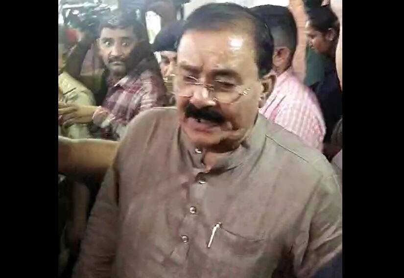 Rajkot Tragedy: ફાયરના અધિકારીઓ ભ્રષ્ટ છે, નૉટીસ લઈને જાય છે વહીવટ થઈ જાય એટલે ફાડી દે છેઃ રામ મોકરિયા Rajkot Tragedy BJP MP Ram Mokariya said Fire Officers are corrupt they go with notice but done setting after notice will throw down Rajkot Tragedy: ફાયરના અધિકારીઓ ભ્રષ્ટ છે, નૉટીસ લઈને જાય છે વહીવટ થઈ જાય એટલે ફાડી દે છેઃ રામ મોકરિયા