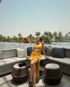 Nitibha kaul: યલ્લો આઉટફિટમાં નિતિભા કૌલે આપ્યા હોટ પોઝ, જુઓ વાયરલ તસવીરો