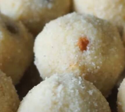 அரைத்த ரவையுடன், ஏலக்காய் தூள், வறுத்த முந்திரி பருப்பு, வறுத்த உலர் திராட்சை, நெய் சிறிதளவு, தேவையான அளவு பால் சேர்த்து கெட்டியான பதத்திற்கு கலந்து கொள்ளவும்.