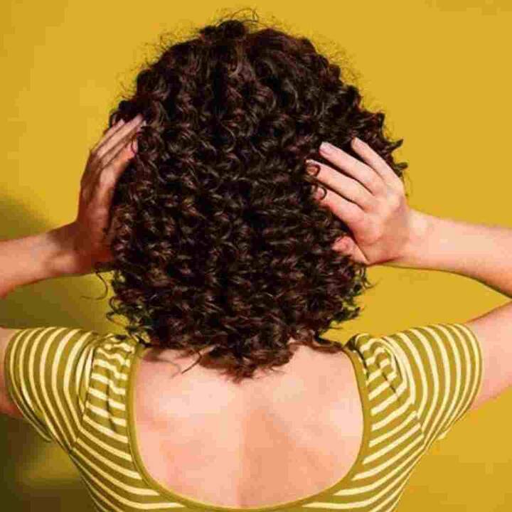 Curly Hair Care : ਗਰਮੀ ਦੇ ਮੌਸਮ 'ਚ ਕੜਕਦੀ ਧੁੱਪ ਤੇ ਪਸੀਨੇ ਕਾਰਨ ਚਮੜੀ ਦੇ ਨਾਲ-ਨਾਲ ਵਾਲਾਂ ਦੀ ਹਾਲਤ ਵੀ ਖ਼ਰਾਬ ਹੋ ਜਾਂਦੀ ਹੈ।ਜੇਕਰ ਤੁਹਾਡੇ ਵਾਲ ਘੁੰਗਰਾਲੇ ਹਨ ਤਾਂ ਇਸ ਮੌਸਮ 'ਚ ਇਸ ਨੂੰ ਸੰਭਾਲਣਾ ਹੋਰ ਵੀ ਮੁਸ਼ਕਲ ਹੋ ਜਾਂਦਾ ਹੈ।