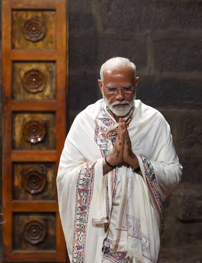 વડાપ્રધાન નરેન્દ્ર મોદી ગુરુવારે સાંજે તમિલનાડુ પહોંચ્યા હતા. તમિલનાડુમાં વિવેકાનંદ રોક મેમોરિયલ ખાતે તેમનું ધ્યાન શરૂ થયું છે.