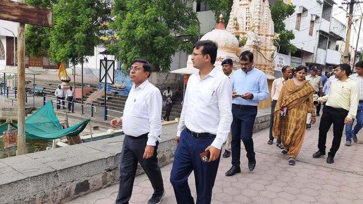 धार्मिक नगरी उज्जैन में सप्तसागरों का विशेष महत्व बताया गया है. उज्जैन में 5 जून से जल स्रोतों के संरक्षण, पौधारोपण और सौंदर्यीकरण का अभियान चलाया जाएगा. इसी तारतम्य में गुरुवार को संभागायुक्त संजय गुप्ता और कलेक्टर नीरज कुमार सिंह ने उज्जैन के सप्त सागर का निरीक्षण किया.