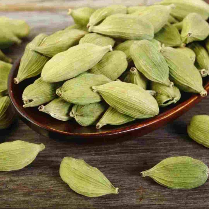 ਪੁਲਾਓ, ਬਿਰਯਾਨੀ ਵਰਗੀਆਂ ਚੀਜ਼ਾਂ ਤੋਂ ਇਲਾਵਾ ਹਰੀ ਇਲਾਇਚੀ ਦੀ ਵਰਤੋਂ ਮਿਠਾਈਆਂ ਵਿੱਚ ਖੁਸ਼ਬੂ ਪਾਉਣ ਲਈ ਵੀ ਕੀਤੀ ਜਾਂਦੀ ਹੈ। ਗਰਮੀਆਂ 'ਚ ਇਸ ਦਾ ਸੇਵਨ ਤੁਹਾਨੂੰ ਸਿਹਤਮੰਦ ਰੱਖਣ 'ਚ ਮਦਦ ਕਰਦਾ ਹੈ। ਗਰਮੀਆਂ 'ਚ ਹੋਣ ਵਾਲੀ ਉਲਟੀ ਅਤੇ ਜੀਅ ਕੱਚਾ ਹੋਣ ਦੀ ਸਮੱਸਿਆ 'ਚ ਹਰੀ ਇਲਾਇਚੀ ਫਾਇਦੇਮੰਦ ਹੈ। ਤੁਸੀਂ ਇਸ ਨੂੰ ਦੁੱਧ ਦੇ ਨਾਲ ਮਿਲਾ ਕੇ ਲੈ ਸਕਦੇ ਹੋ ਜਾਂ ਖਾਣ ਤੋਂ ਬਾਅਦ ਇਕ ਜਾਂ ਦੋ ਇਲਾਇਚੀ ਚਬਾ ਸਕਦੇ ਹੋ। ਇਹ ਪੇਟ ਦੀ ਗਰਮੀ ਨੂੰ ਵੀ ਸ਼ਾਂਤ ਕਰਦਾ ਹੈ।