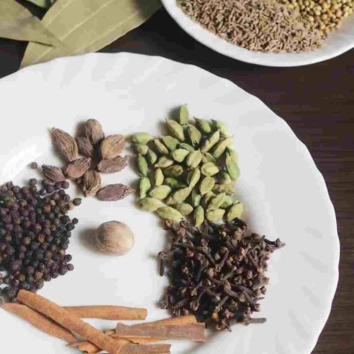 ਆਪਣੀ ਖੁਰਾਕ ਵਿੱਚ ਅਜਿਹੀਆਂ ਚੀਜ਼ਾਂ ਨੂੰ ਸ਼ਾਮਲ ਕਰਨ ਦੀ ਜ਼ਰੂਰਤ ਹੈ ਜੋ ਤੁਹਾਨੂੰ ਅੰਦਰੋਂ ਠੰਡਾ ਰੱਖਣ ਦੇ ਨਾਲ-ਨਾਲ ਊਰਜਾ ਵੀ ਦਿੰਦੀਆਂ ਹਨ, ਨਹੀਂ ਤਾਂ ਹੀਟ ਸਟ੍ਰੋਕ ਦਾ ਖ਼ਤਰਾ ਰਹਿੰਦਾ ਹੈ।