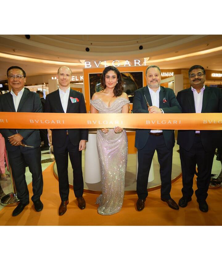 करीना कपूरने बुल्गारी इव्हेंटमधील फोटो शेअर केले आहेत. या फोटोंमध्ये तिने सिल्व्हर चमकदार गाऊन घातला होता. या ऑफ शोल्डर गाउनमध्ये ती एकदम अप्रतिम दिसत होती.