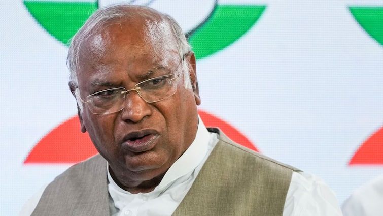 PM Modi Mentioned 'Mandir-Masjid' 421 Times, Took His Name 758 Times In Last 15 Days Of Campaign: Kharge Mallikarjun Kharge Narendra Modi Congress ECI BJP Mandir Masjid Issue Lok Sabha election PM Modi Mentioned 'Mandir-Masjid' 421 Times, Took His Name 758 Times In Last 15 Days Of Campaign: Kharge