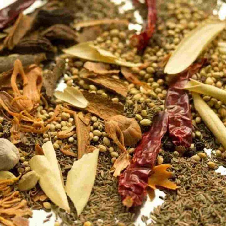 ਵਧਦੇ ਮੌਸਮ ਦੇ ਤਾਪਮਾਨ ਦੇ ਵਿਚਕਾਰ ਹੀਟ ਸਟ੍ਰੋਕ ਅਤੇ ਦਸਤ ਵਰਗੀਆਂ ਸਮੱਸਿਆਵਾਂ ਤੋਂ ਬਚਣ ਲਈ, ਖੁਰਾਕ ਵਿੱਚ ਪੋਸ਼ਣ ਨਾਲ ਭਰਪੂਰ ਅਤੇ ਠੰਡਾ ਭੋਜਨ ਸ਼ਾਮਲ ਕਰਨਾ ਮਹੱਤਵਪੂਰਨ ਹੈ। ਹਾਲਾਂਕਿ ਮਸਾਲੇ ਖਾਣੇ ਦਾ ਸਵਾਦ ਵਧਾਉਣ ਦਾ ਕੰਮ ਕਰਦੇ ਹਨ ਪਰ ਕੁਝ ਅਜਿਹੇ ਮਸਾਲੇ ਹਨ ਜੋ ਸਰੀਰ ਨੂੰ ਠੰਡਾ ਕਰਦੇ ਹਨ ਅਤੇ ਗਰਮੀਆਂ 'ਚ ਸਿਹਤਮੰਦ ਰਹਿਣ 'ਚ ਮਦਦ ਕਰਦੇ ਹਨ।