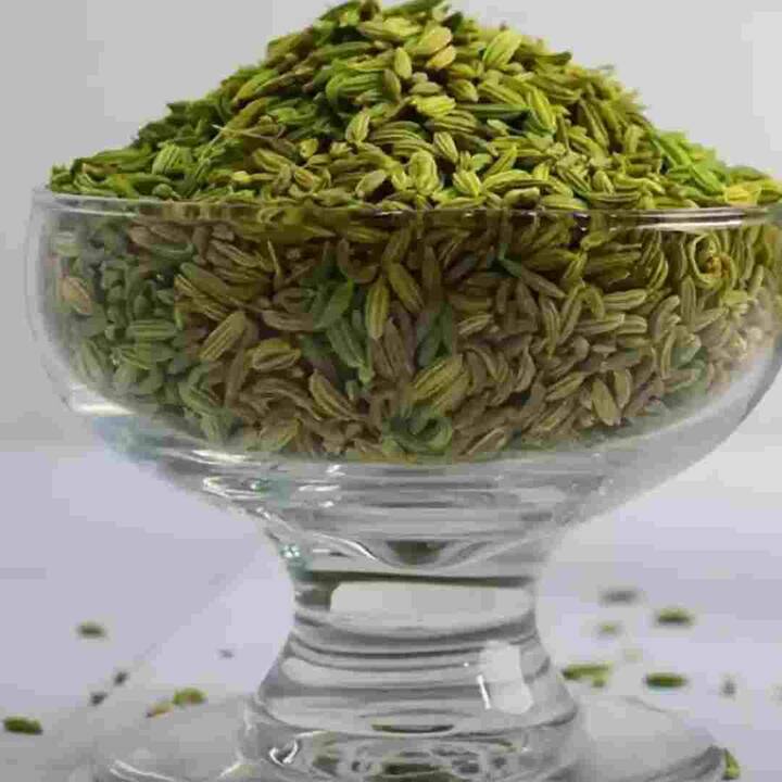 ਗਰਮੀਆਂ ਵਿੱਚ ਸੌਂਫ ਦਾ ਸੇਵਨ ਕਰਨਾ ਤੁਹਾਡੀ ਸਿਹਤ ਲਈ ਬਹੁਤ ਫਾਇਦੇਮੰਦ ਹੁੰਦਾ ਹੈ। ਬਾਜ਼ਾਰ ਤੋਂ ਐਨਰਜੀ ਡਰਿੰਕਸ ਖਰੀਦਣ ਦੀ ਬਜਾਏ ਫੈਨਿਲ ਸ਼ਰਬਤ ਪੀਓ। ਇਹ ਤੁਹਾਡੀ ਸਿਹਤ ਨੂੰ ਲਾਭ ਪਹੁੰਚਾਏਗਾ ਅਤੇ ਤੁਹਾਡੇ ਸਰੀਰ ਨੂੰ ਹਾਈਡਰੇਟ ਵੀ ਰੱਖੇਗਾ। ਇਸ ਨਾਲ ਹੀਟ ਸਟ੍ਰੋਕ ਹੋਣ ਦੀ ਸੰਭਾਵਨਾ ਘੱਟ ਜਾਂਦੀ ਹੈ। ਸੌਂਫ ਗਰਮੀਆਂ ਵਿੱਚ ਪਾਚਨ ਨਾਲ ਜੁੜੀਆਂ ਸਮੱਸਿਆਵਾਂ ਨੂੰ ਦੂਰ ਰੱਖਣ ਵਿੱਚ ਵੀ ਮਦਦ ਕਰਦੀ ਹੈ। ਇਸ ਦੇ ਲਈ ਤੁਸੀਂ ਸੌਂਫ ਦੀ ਚਾਹ ਪੀ ਸਕਦੇ ਹੋ ਜਾਂ ਭੋਜਨ ਤੋਂ ਬਾਅਦ ਸੌਂਫ ਚਬਾ ਕੇ ਖਾ ਸਕਦੇ ਹੋ।