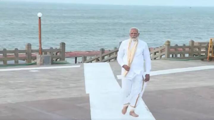 விவேகானந்தர் தியானம் செய்த அதே இடத்தில் பிரதமர் மோடி! வைரலாகும் வீடியோ! PM Narendra Modi Visits Bhagavathy Amman Temple in Kanyakumari Before Commencing 48 Hour Meditation at Dhyan Mandapam in Tamil Nadu Watch Video விவேகானந்தர் தியானம் செய்த அதே இடத்தில் பிரதமர் மோடி! வைரலாகும் வீடியோ!