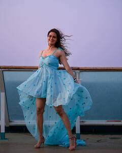 Meenakshi Dixit Photos: సముద్రం ఒడ్డున 'దూకుడు' బ్యూటీ సొగసుల సునామీ - జీవితం ఇలా ఉంటే చాలంటోన్న మీనాక్షి!