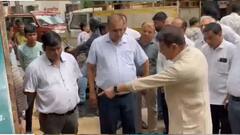 रस्त्यांचं काम निकृष्ट दर्जाचं, आमदार योगेश सागर यांनी बीएमसी अधिकाऱ्यांची खरडपट्टी काढली, भररस्त्यात सुनावलं