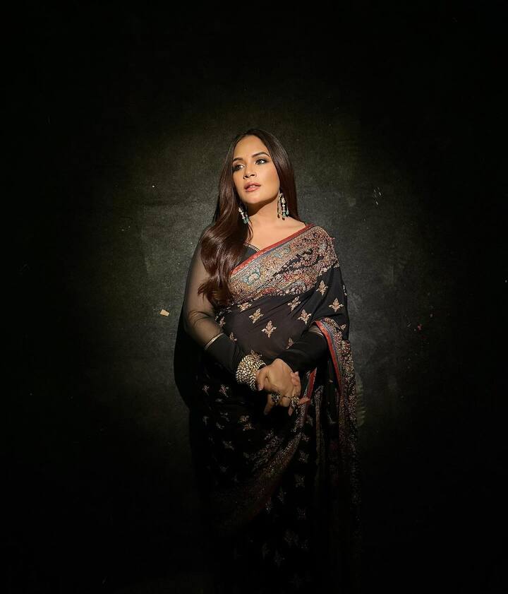 लेकिन अब फिर से ये वीडियो सोशल मीडिया पर वायरल हो रहा है. ऋचा ने ऐश्वर्या को सबसे खूबसूरत महिला बताया था और ट्रोल्स पर जमकर गुस्सा जाहिर किया था.