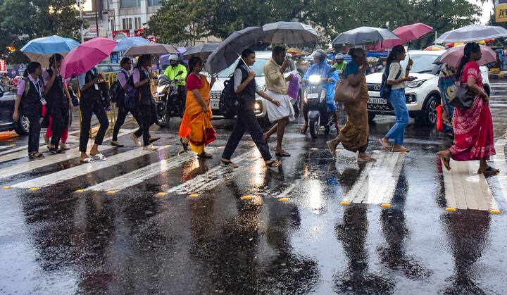 আজ থেকে শনিবার পর্যন্ত দার্জিলিং, কালিম্পং, কোচবিহার, আলিপুরদুয়ার ও জলপাইগুড়ি, এই ৫ জেলায় ভারী বৃষ্টির কমলা সতর্কতা জারি থাকছে। ঘূর্ণিঝড় রেমালের প্রভাবেই উত্তরবঙ্গে এই বৃষ্টি।