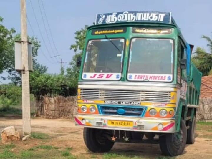 karur news People complain that sand is being smuggled in trucks near Krishnarayapuram - TNN லாரியில் மணல் கடத்தல்; பைக்கில் சென்று மடக்கி பிடித்த விஏஓ - கரூரில் பரபரப்பு