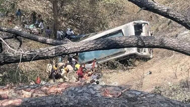 21 killed as bus falls in gorge in Jammu Kashmirs Akhnoor Jammu Kashmir: జమ్ముకశ్మీర్‌లో ఘోర ప్రమాదం, లోయలో పడిన బస్సు - 21 మంది మృతి