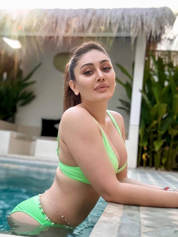 इस ग्रीन कलर की बिकिनी में शेफाली अपना फिगर फ्लॉन्ट करती दिख रही हैं. उनकी इस तस्वीर को सोशल मीडिया पर फैंस ने काफी पसंद किया था.