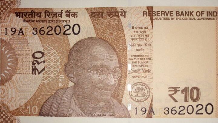 प्लेटफॉर्म टिकट की कीमत की बात की जाए तो वह ₹10 होती है. आप चाहे तो ऑनलाइन भी खरीद सकते हैं या फिर आप रेलवे स्टेशन जाकर ऑफलाइन भी खरीद सकते हैं.