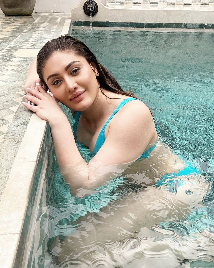 नीले रंग की इस बिकिनी में शेफाली काफी गॉर्जियल लग रही हैं. भीगे बालों के साथ एक्ट्रेस कैमरे को पोज देती नजर आ रही हैं.