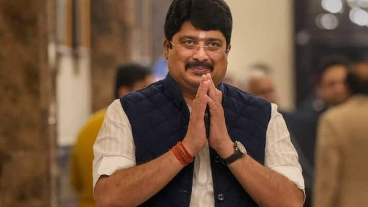 Raja Bhaiya Supported BJP: लोकसभा चुनाव 2024 के 7वें चरण के पहले राजा भैया के अंदाज बदल गए. देवघर पहुंचने के बाद पीएम मोदी को लेकर कह दी ये बड़ी बात.