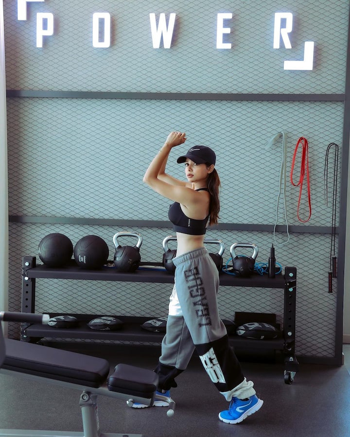 Manisha looks super cool in a black sports bra and colour blocked trousers. She amped up her look with a black cap.