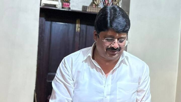1 जून को यूपी के पूर्वांचल क्षेत्र में मतदान होने जा रहे हैं. इससे पहले प्रतापगढ़ कुंडा के विधायक राजा भैया देवघर में बीजेपी सांसद निशिकांत दुबे के घर जा पहुंचे. यहां मीडिया से राजा भैया ने कहा कि हम देश तो नहीं घूम रहे हैं पर इतना कह सकते हैं कि मोदी जी सरकार बनाने जा रहे हैं.