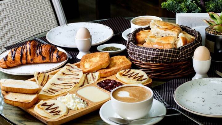 केला में विटामिन और मिनरल्स दोनों भरपूर होते हैं. लेकिन खाली पेट इसे खाने से शरीर में पोटैशियम और मैग्नीशियम का लेवल बढ़ जाता है. इसे दिल की धड़कन और पेट में एसिडिटी की शिकायत होती है.