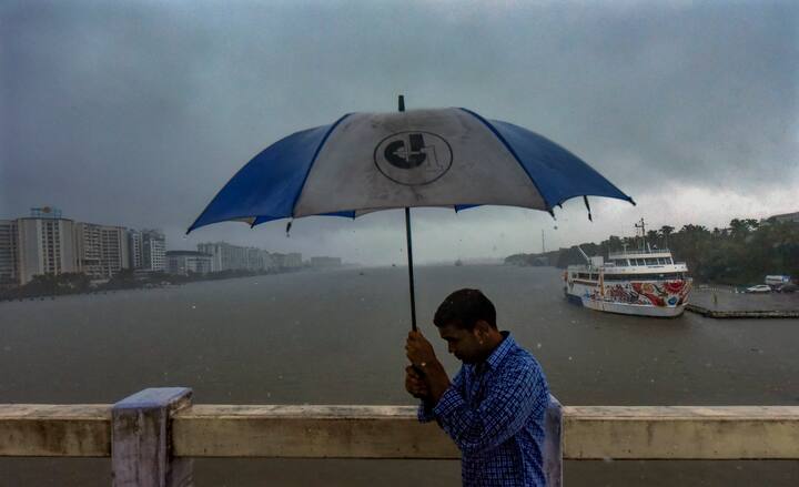 জুন মাসের প্রথম চারদিন দক্ষিণবঙ্গের সমস্ত জেলাতেই বজ্রবিদ্যুৎ-সহ বৃষ্টি হবে। সঙ্গে ৩০-৪০ কিলোমিটার, কোথাও ৫০ কিলোমিটার বেগে ঝোড়ো হাওয়া বইবার হলুদ সতর্কতা রয়েছে।