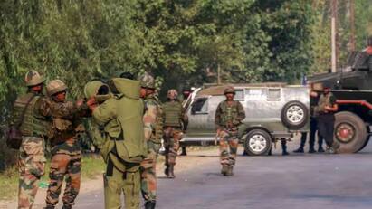 Jammu and Kashmir Army personnel clash with  cops, case against 3 Lt Colonels காவல் நிலையத்துக்குள் சென்று காவல்துறையினரை தாக்கிய ராணுவத்தினர்! என்ன நடந்தது?  