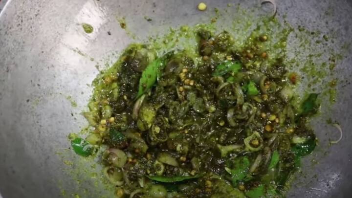 ஒரு பானை அடுப்பில் வைத்து அதில் ஒரு ஸ்பூன் நல்லெண்ணெய் சேர்த்து சூடானதும், அடுப்பை மிதமான தீயில் வைத்து, அதில் அரை கப் கடலை பருப்பு, கருப்பு உளுத்தம் பருப்பு சேர்த்து நன்றாக வதங்கியதும்,நெல்லிக்காய் அளவு புளி சேர்க்கவும்.