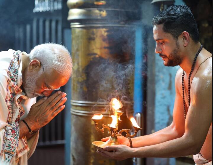 ભાજપના નેતાઓએ કહ્યું હતું કે આજે લોકસભા ચૂંટણી પ્રચારની સમાપ્તિ પછી, પીએમ મોદી સ્વામી વિવેકાનંદને શ્રદ્ધાંજલિ આપવા માટે બનાવવામાં આવેલા રોક સ્મારક પર ધ્યાન કરશે.