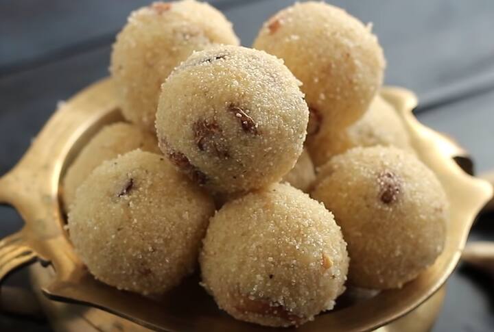 செய்முறை : அடுப்பில் கடாயினை வைத்து நெய் ஊற்றி, முந்திரி மற்றும் திராட்சையை பொன்னிறமாக வறுத்து எடுத்துக் கொள்ளவும்