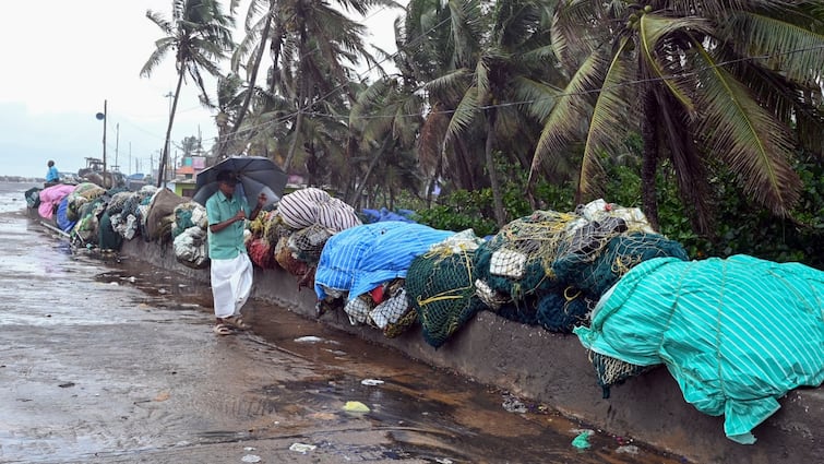 Kerala Heavy Rain Before Monsoon Arrival See Video IMD Latest Update Monsoon In India: समय से पहले देश में मानसून की एंट्री! केरल में राहत के साथ आई 'आफत', तेज हवाओं से उखड़े पेड़