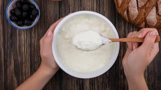 गर्मी में अगर आप भी रोजाना खा रहे हैं दही तो जान लें यह जरूरी बातें, वरना शरीर पर पड़ता है बुरा असर