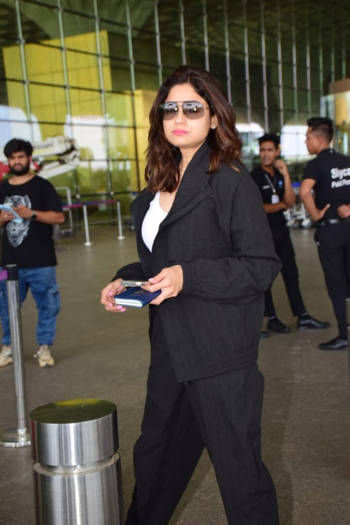 Shamita wore black paint and jacket paired with a white ganji.