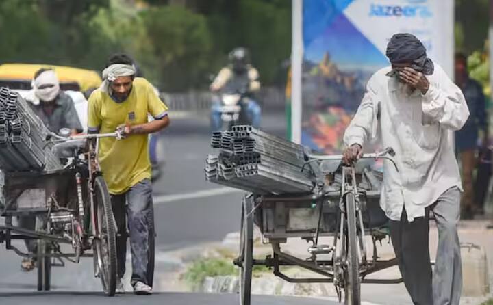 ਆਈਐਮਡੀ ਦੀ ਭਵਿੱਖਬਾਣੀ ਤੋਂ ਇਹ ਸਪੱਸ਼ਟ ਹੋ ਗਿਆ ਹੈ ਕਿ ਦਿੱਲੀ, ਪੰਜਾਬ ਅਤੇ ਹਰਿਆਣਾ ਸਮੇਤ ਹੋਰ ਰਾਜਾਂ ਵਿੱਚ ਆਉਣ ਵਾਲੇ ਦਿਨਾਂ ਵਿੱਚ ਹੀਟਵੇਵ ਜਾਰੀ ਰਹੇਗੀ। ਇੱਥੋਂ ਦੇ ਲੋਕਾਂ ਨੂੰ ਮਾਨਸੂਨ ਦੀ ਬਾਰਿਸ਼ ਦਾ ਇੰਤਜ਼ਾਰ ਕਰਨਾ ਪਵੇਗਾ।