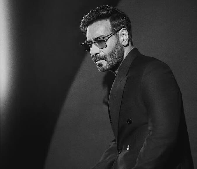 અજય બી-ટાઉનમાં પોતાના એક્શન માટે જાણીતો છે. અભિનેતાએ ફિલ્મ 'ફૂલ ઔર કાંટે'થી ડેબ્યૂ કર્યું હતું. જેમાં તેણે બે બાઇક પર ભવ્ય એન્ટ્રી લીધી હતી.