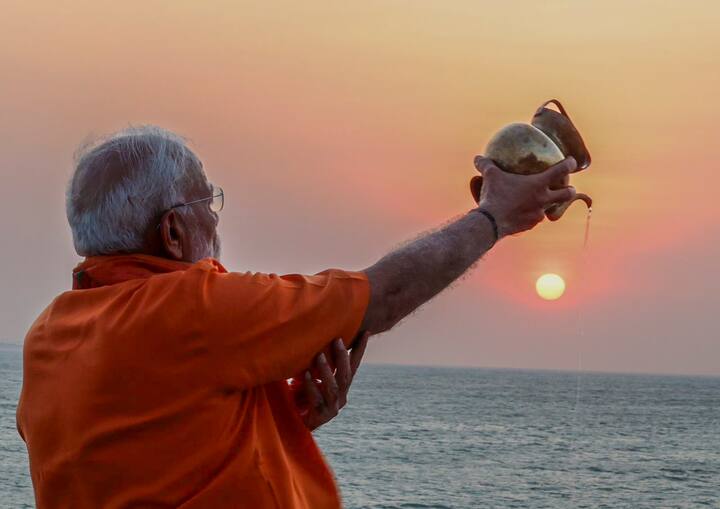 ২০১৯ সালের লোকসভা নির্বাচনের প্রচারের পর কেদারনাথ গুহায় ধ্যানকরেছিলেন প্রধানমন্ত্রী। তাঁর এই ধ্যান করা নিয়ে শুরু হয়েছে রাজনৈতিক তরজা। বিরোধী দলগুলি, প্রধানমন্ত্রীর এই ধ্যানমগ্ন হওয়াকে প্রচারের হাতিয়ার হিসেবেই দেখছেন। কেমন ক্যামেরার সামনে ধ্যান, প্রশ্ন তুলছে বিরোধী দলগুলি।