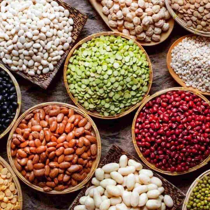 ਜੇਕਰ ਸਰੀਰ ਨੂੰ ਸਹੀ ਪੋਸ਼ਣ ਨਹੀਂ ਮਿਲਦਾ ਤਾਂ ਇਸ ਨਾਲ ਕਈ ਬਿਮਾਰੀਆਂ ਦਾ ਖਤਰਾ ਵੱਧ ਸਕਦਾ ਹੈ। ਸਰੀਰ ਨੂੰ ਸਿਹਤਮੰਦ ਰੱਖਣ ਲਈ ਹਮੇਸ਼ਾ ਸਿਹਤਮੰਦ ਭੋਜਨ ਯਾਨੀ ਪੋਸ਼ਕ ਤੱਤਾਂ ਨਾਲ ਭਰਪੂਰ ਚੀਜ਼ਾਂ ਦਾ ਸੇਵਨ ਕਰਨਾ ਜ਼ਰੂਰੀ ਹੈ। ਅਜਿਹੇ 'ਚ ਦਾਲਾਂ ਇਕ ਅਜਿਹੀ ਚੀਜ਼ ਹੈ ਜੋ ਪੋਸ਼ਕ ਤੱਤਾਂ ਨਾਲ ਭਰਪੂਰ ਹੁੰਦੀ ਹੈ। ਇਸ ਵਿੱਚ ਪ੍ਰੋਟੀਨ ਭਰਪੂਰ ਮਾਤਰਾ ਵਿੱਚ ਪਾਇਆ ਜਾਂਦਾ ਹੈ।