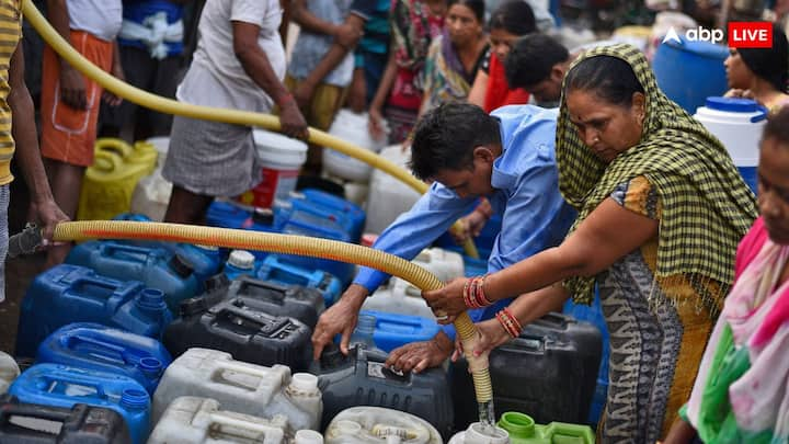 Delhi Water Crisis: दिल्ली में लगातार पानी की किल्लत बढ़ती जा रही है, कई इलाकों में पानी की सप्लाई नहीं हो पा रही. इसीलिए सरकार की तरफ से टैंकर की व्यवस्था की जा रही है.