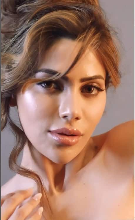 निक्की की ये तस्वीरें बेहद ग्लैमरस हैं.