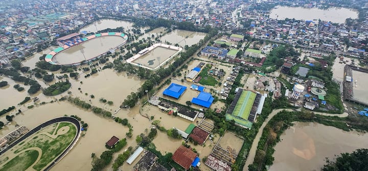 मणिपुर के जल संसाधन और राहत एवं आपदा प्रबंधन मंत्री अवांगबोउ न्यूमई ने गुरुवार शाम को घोषणा की कि पूर्वोत्तर राज्य में बाढ़ से कुल 1,88,143 लोग प्रभावित हुए हैं और कम से कम 24,265 घर क्षतिग्रस्त हुए हैं। (स्रोत: पीटीआई)