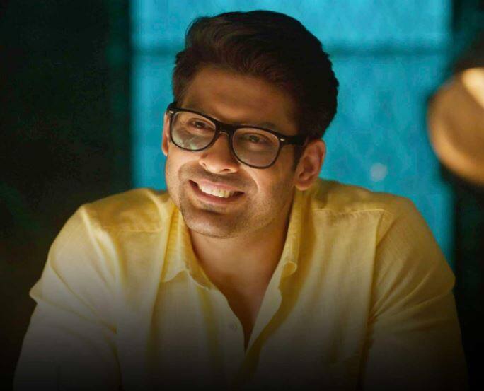 ऑल्ट बालाजी पर 'ब्रोकेन बस इट्स ब्यूटीफुल' के कई सीजन आए और सभी को पसंद किया गया. लेकिन सिद्धार्थ शुक्ला सीजन 3 में नजर आए और वो कमाल का सीजन साबित हुआ. इसमें प्यार के कुछ अनसुलझे किस्सों को दिखाया गया.